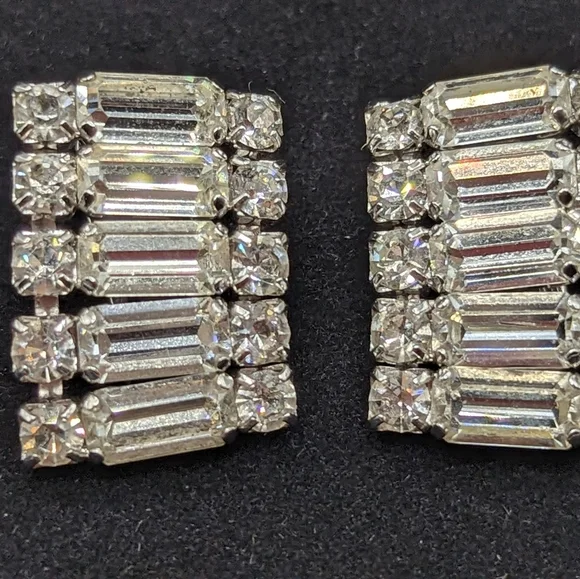 Vintage Kramer Silver Toned clip on earrings. J-007 - Picture 5 of 6